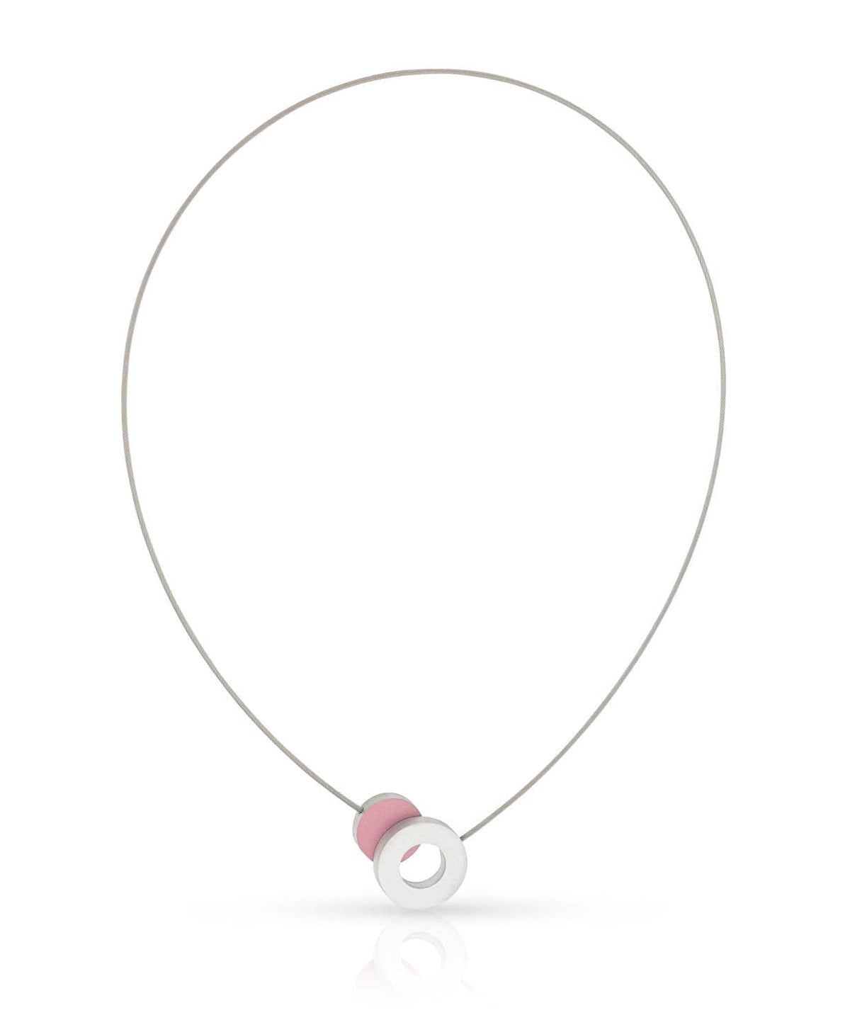 De Collier Gekleurd rondje en een ring C265R van CLIC Creations is een eenvoudige ketting met een dunne zilveren ketting en een unieke roze en witte ronde hanger. Dit moderne, minimalistische stuk is handgemaakt in Nederland en gepresenteerd tegen een effen witte achtergrond.