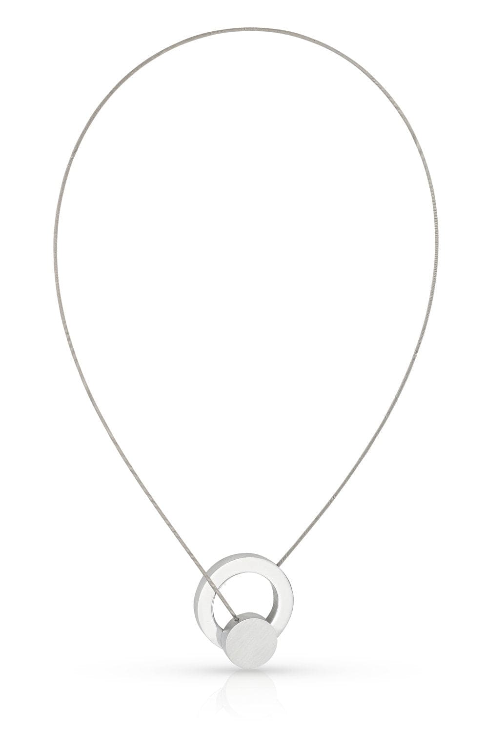Collar de metal con un colgante circular y una anilla en el centro.