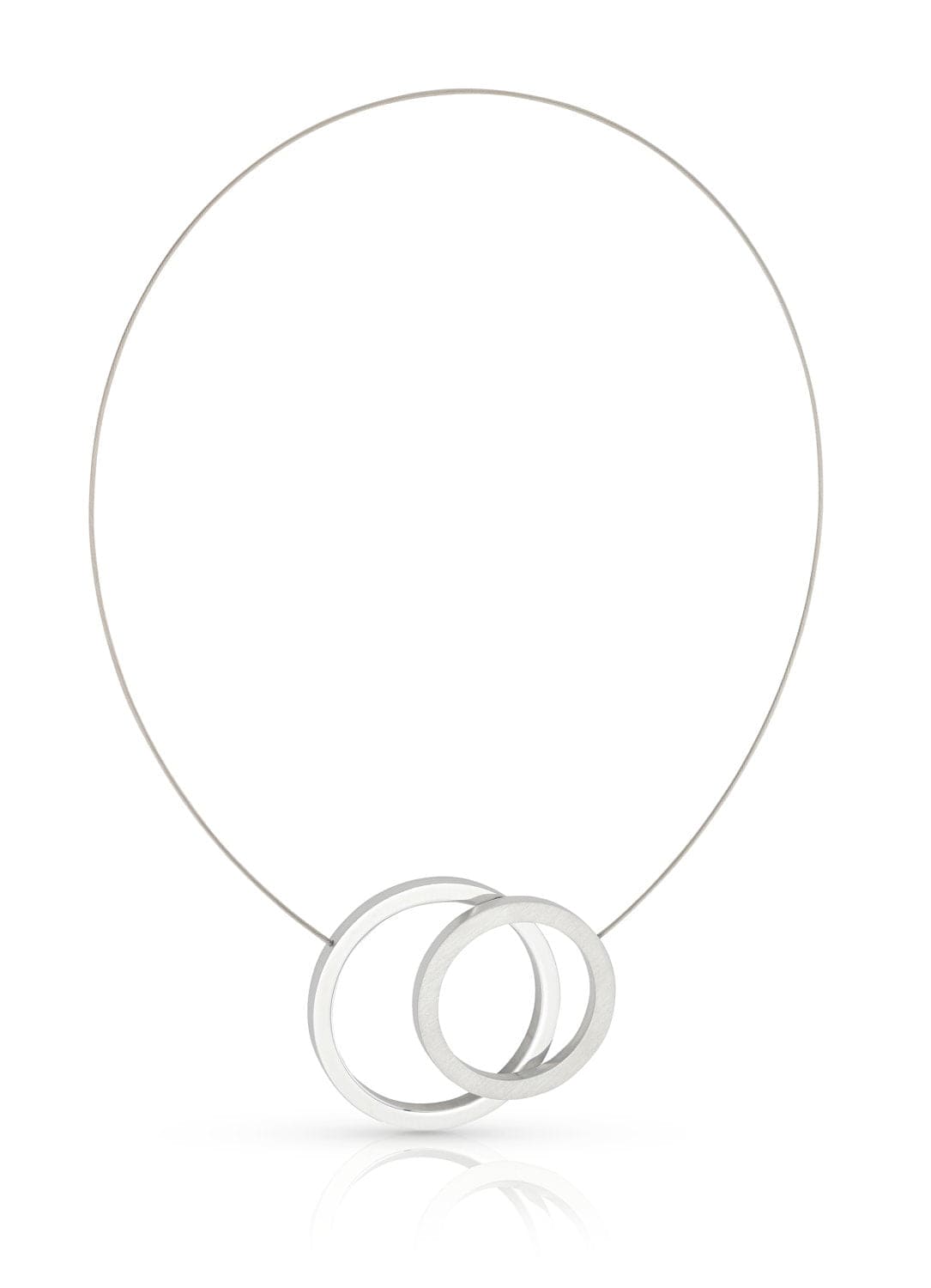 Collar con grandes anillos de plata, con un diseño minimalista y moderno.