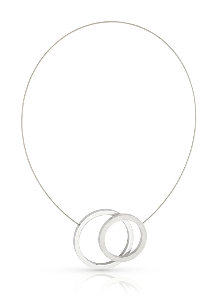 Ontdek het unieke design van de Collier grote ringen C267 van CLIC Creations, met twee in elkaar grijpende holle cirkels als hanger. Deze elegante, glanzende metalen ketting is moeiteloos vast te zetten met een magnetische sluiting.