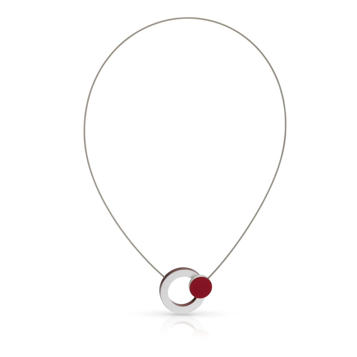 Collar de metal con colgante circular plateado y detalle rojo.