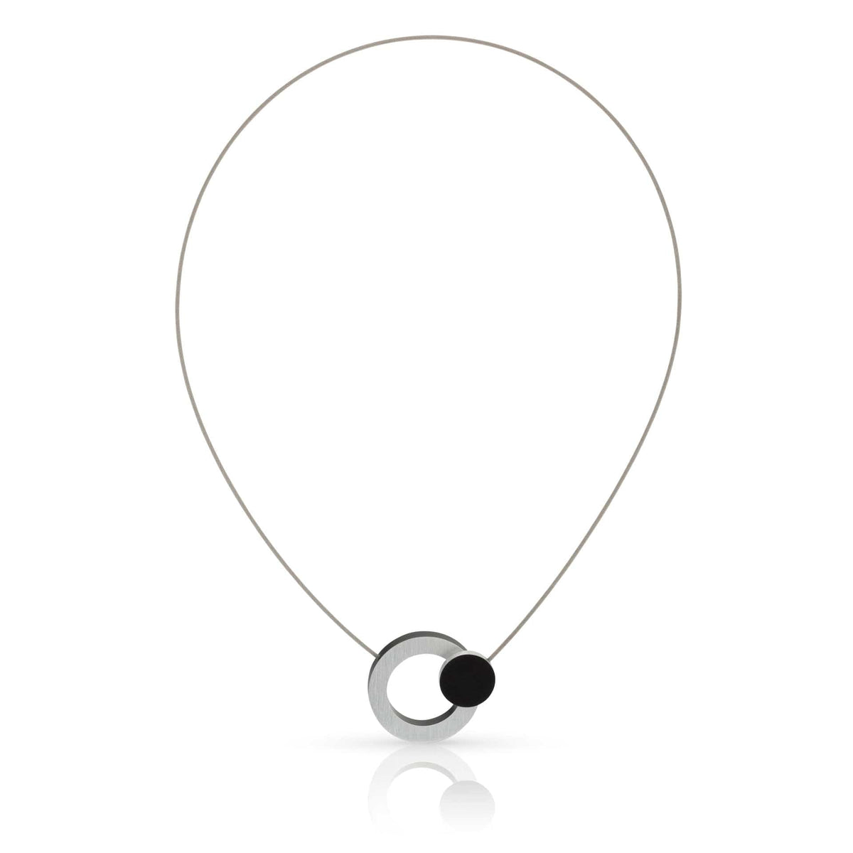 Collar de metal plateado con colgante circular y detalle negro.