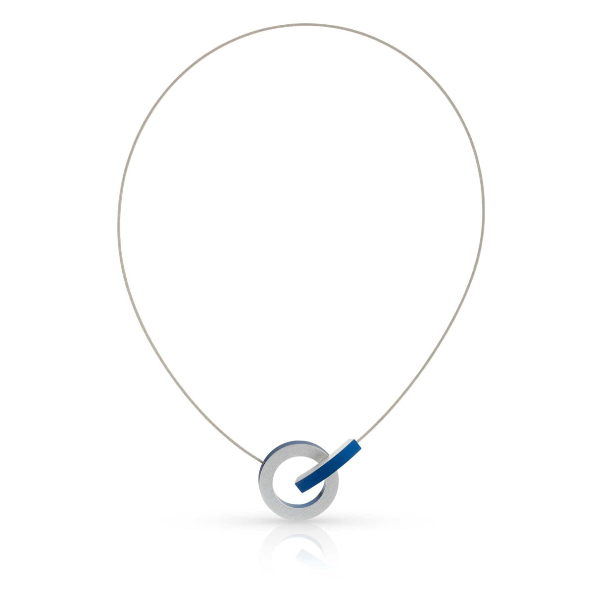 Collar de metal plateado con colgante circular y arco de color azul.