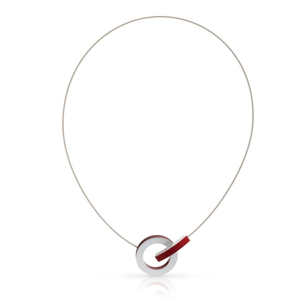 Collar de acero con colgante circular y un lazo rojo.