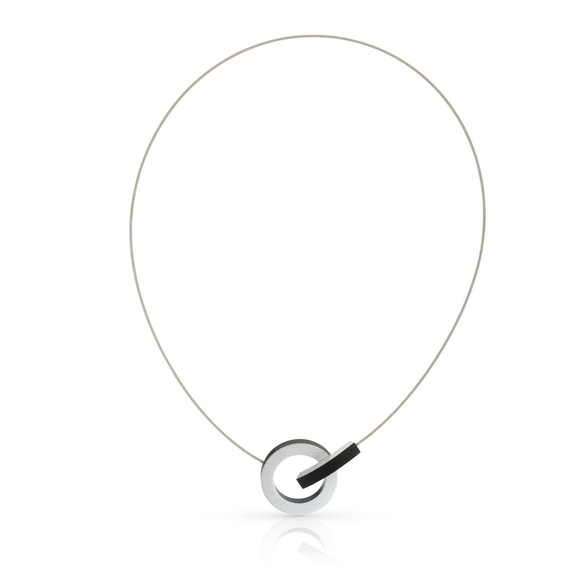 Collar de plata con colgante circular y un lazo negro.