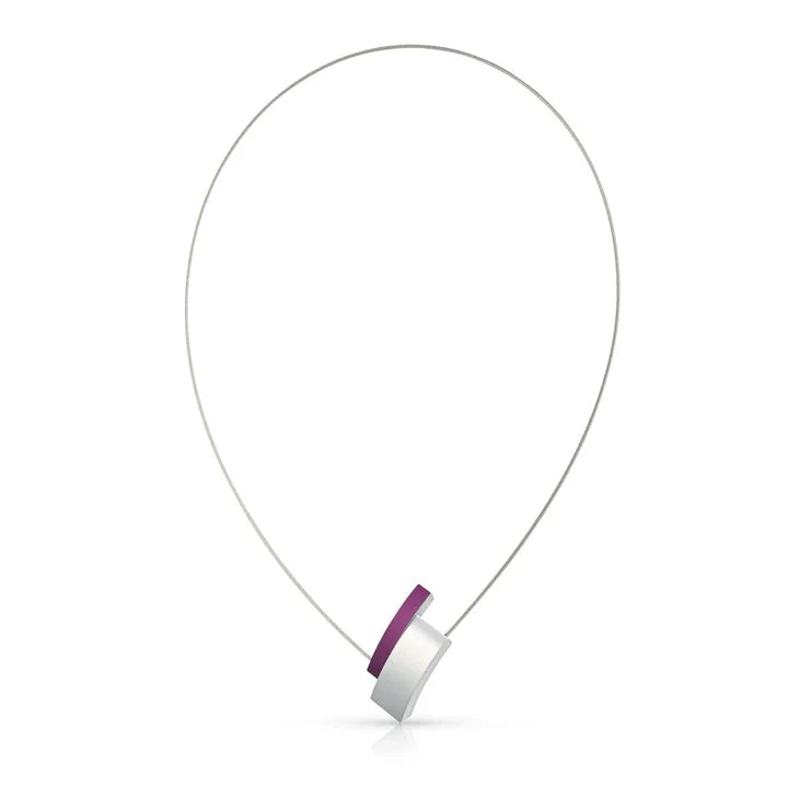 Collar de metal con colgante circular plateado y detalle morado.