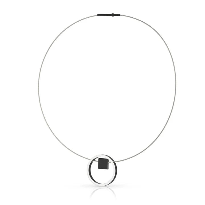 Collar con anillo plateado y colgante cuadrado negro.