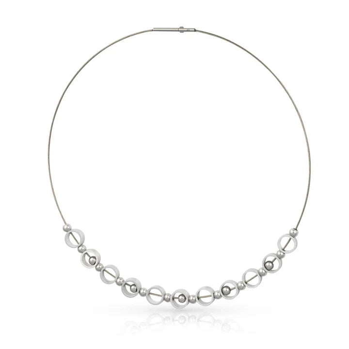 Collar plateado con esferas y anillos intercalados en un diseño moderno.