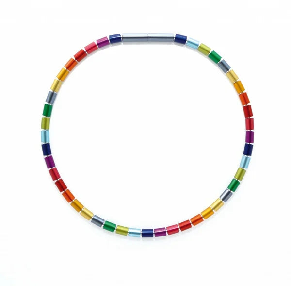 Collar de tubos de colores con detalles metálicos en forma circular.