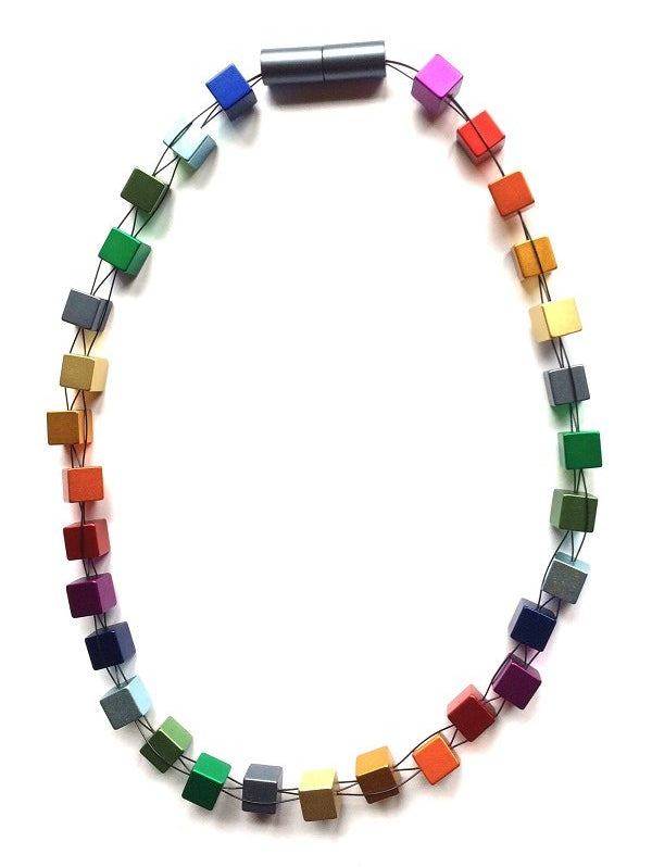 Collar de cubos de colores en tonos variados, con cierre magnético y diseño moderno.
