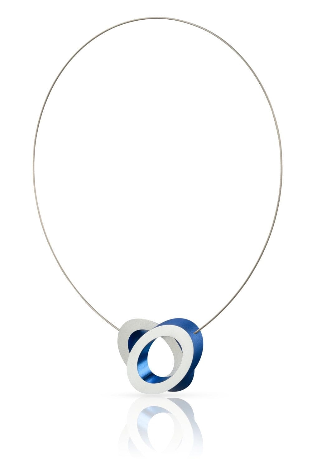 Collar con óvalos superpuestos en azul y plateado, con diseño moderno y acabado brillante.