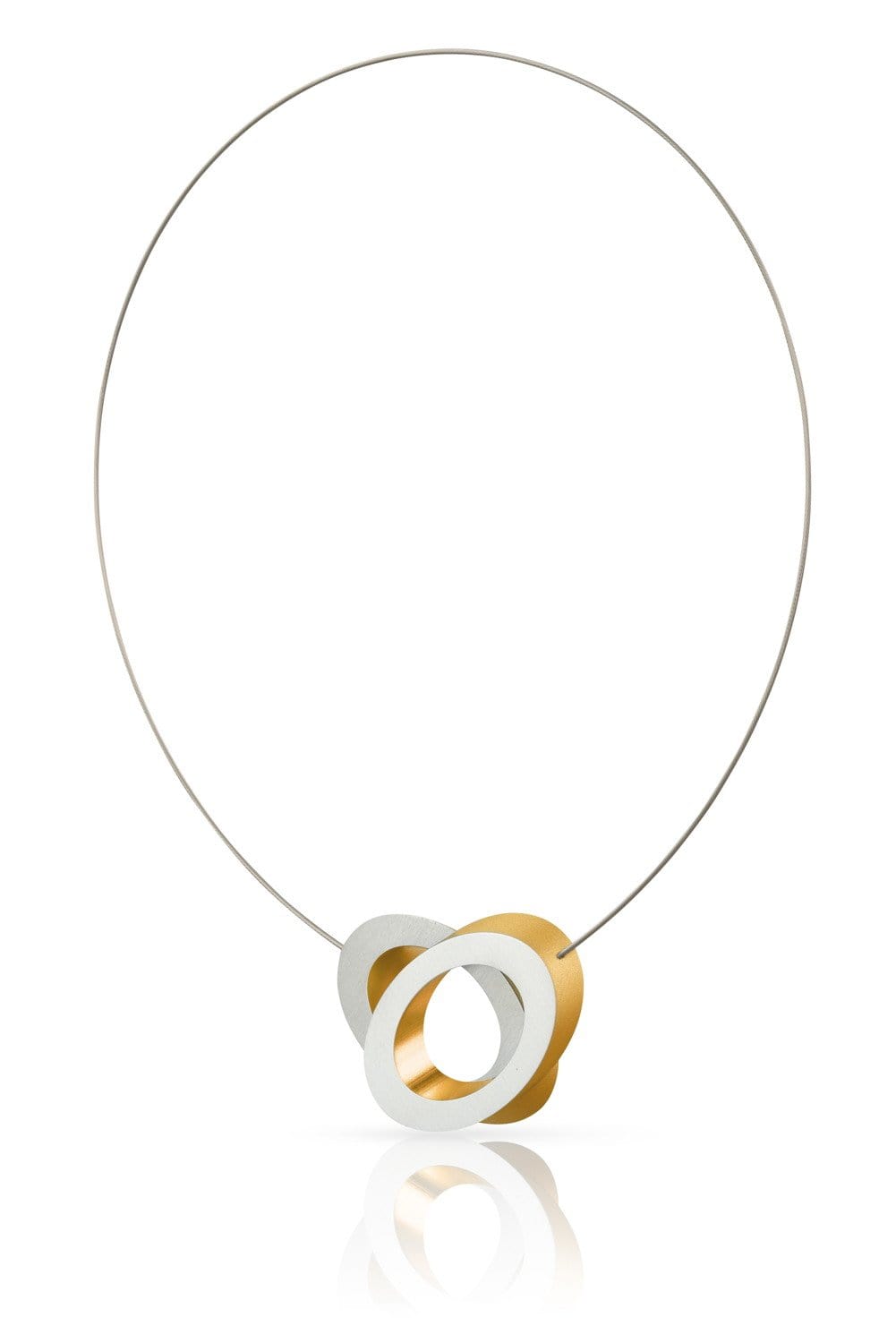 Collar con óvalos superpuestos en color dorado y plateado, con cadena delgada.