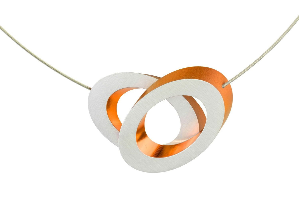 Collar con dos óvalos entrelazados, uno naranja y otro blanco, sobre un cordón delgado.
