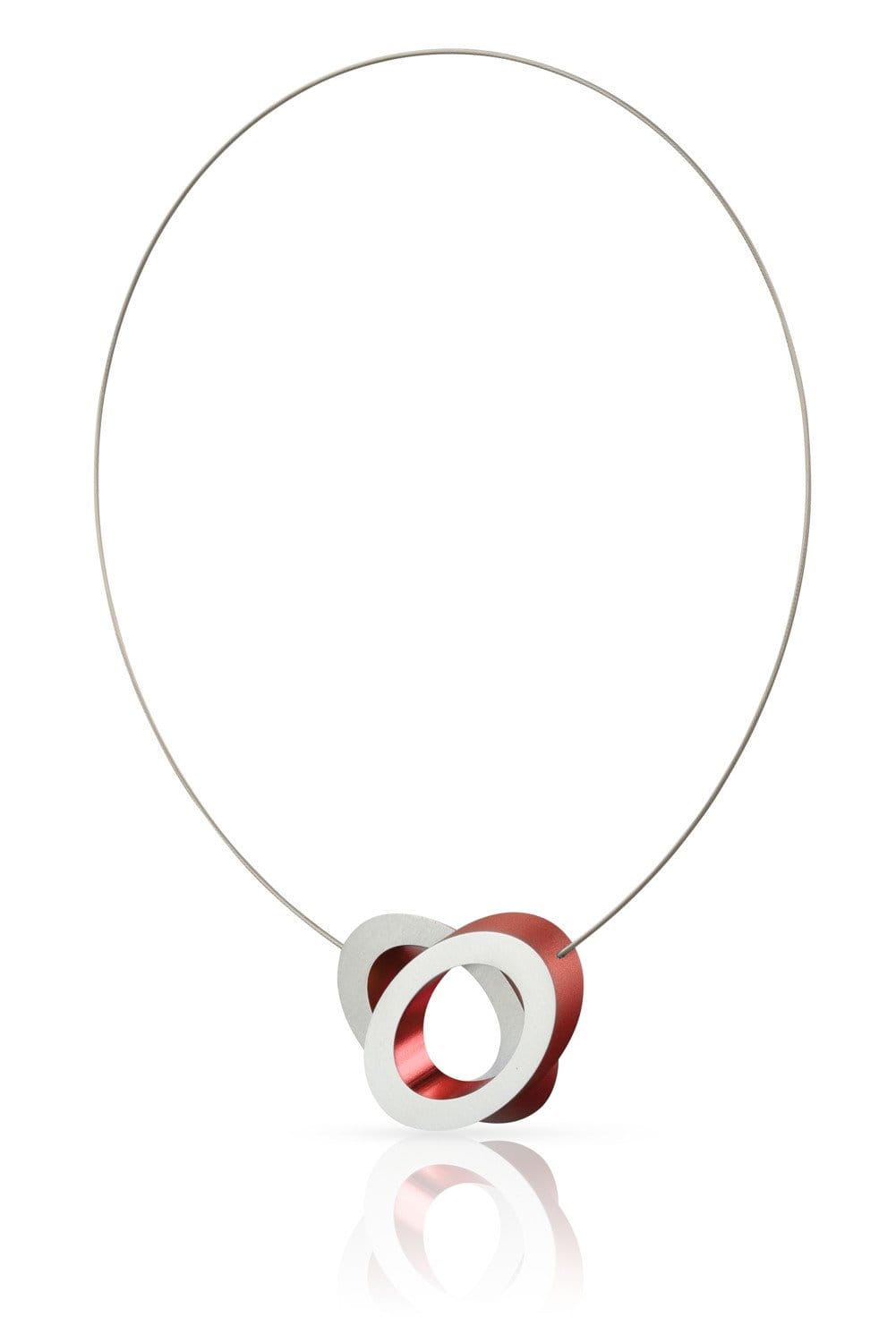 Collar con dos óvalos entrelazados, uno rojo y otro plateado, sobre un cable delgado.
