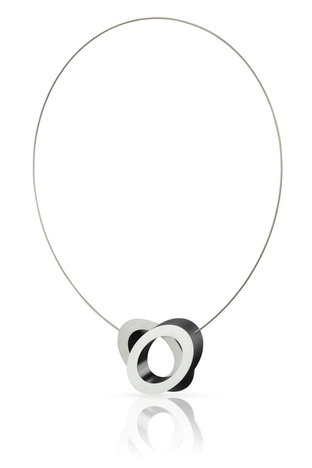 Collar ovalado con detalles en negro y plata, con un diseño entrelazado.