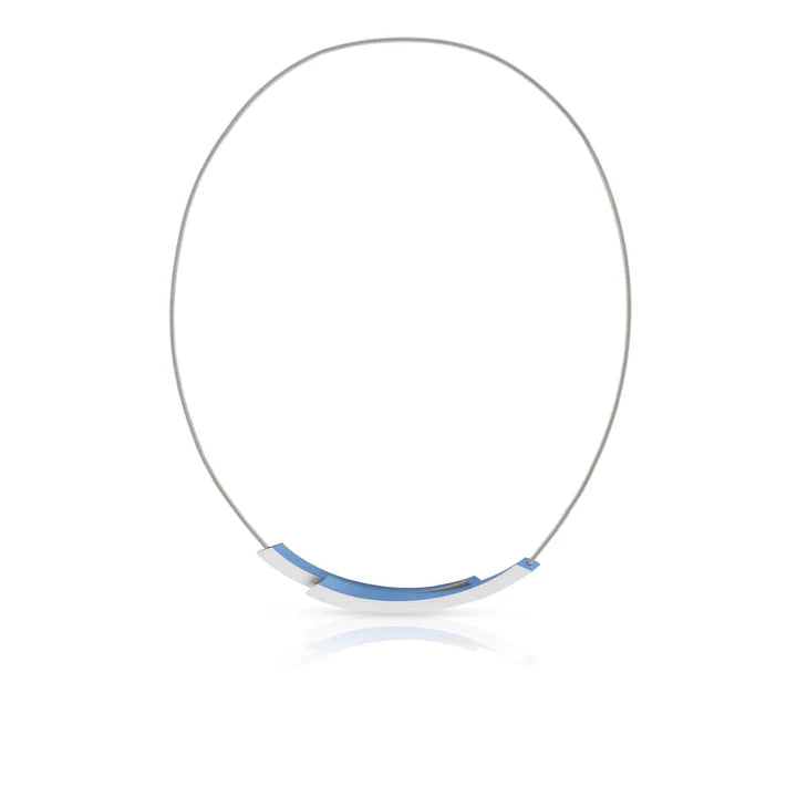 Collar de metal con detalle azul en forma de arco.