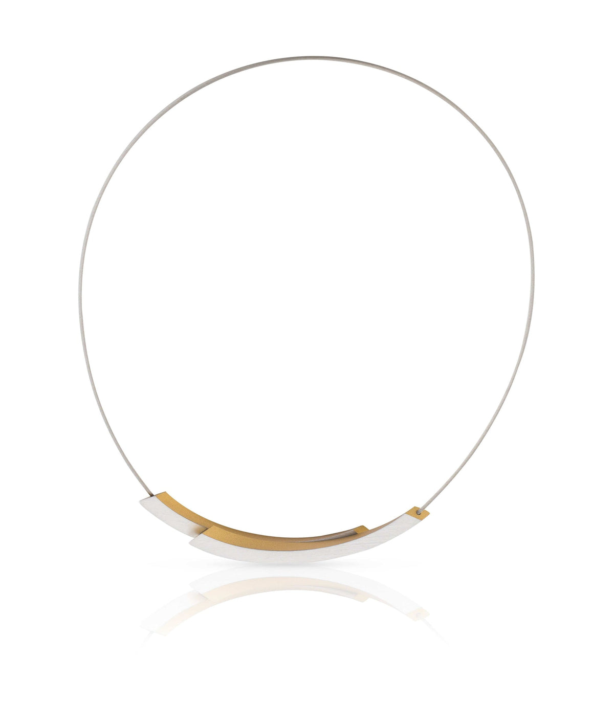 Collar dorado con forma de arcos y cadena delgada de metal plateado.