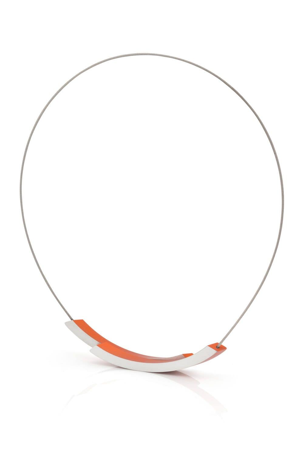 Collar de metal plateado con detalle en color naranja en forma de arco.