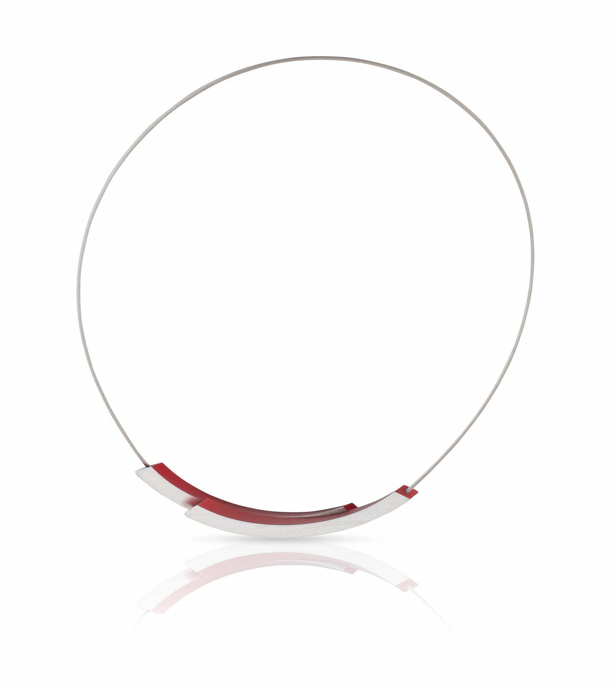 Collar de metal plateado con detalle curvado rojo.
