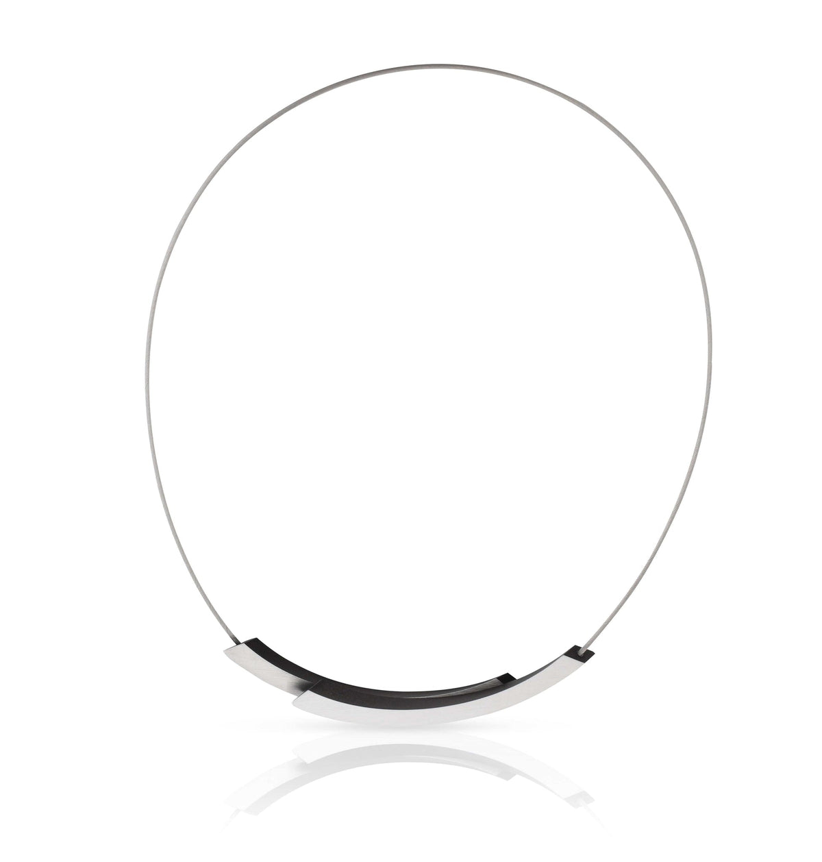 Collar negro con forma curva y detalle plateado en la parte frontal.