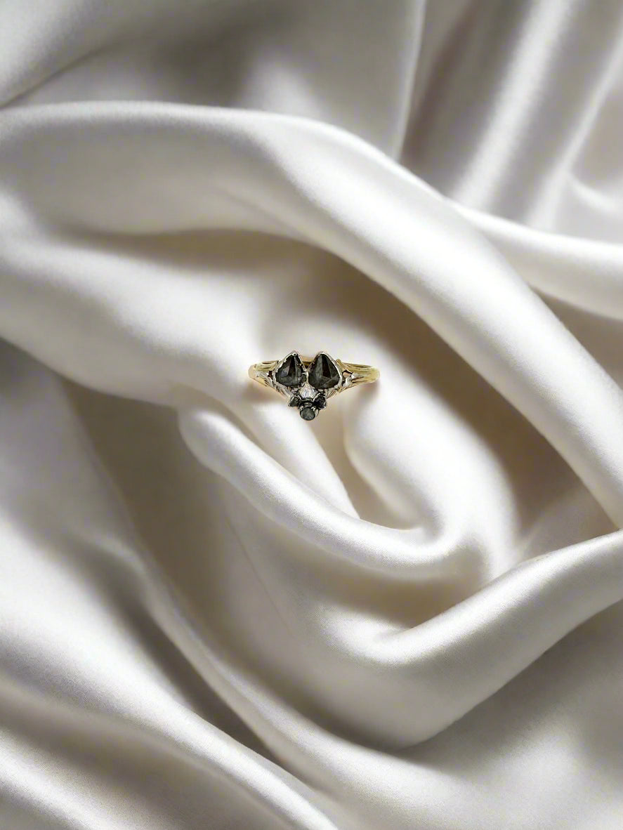Anillo vintage de oro de 14k con diamante, diseño delicado y acabado brillante.