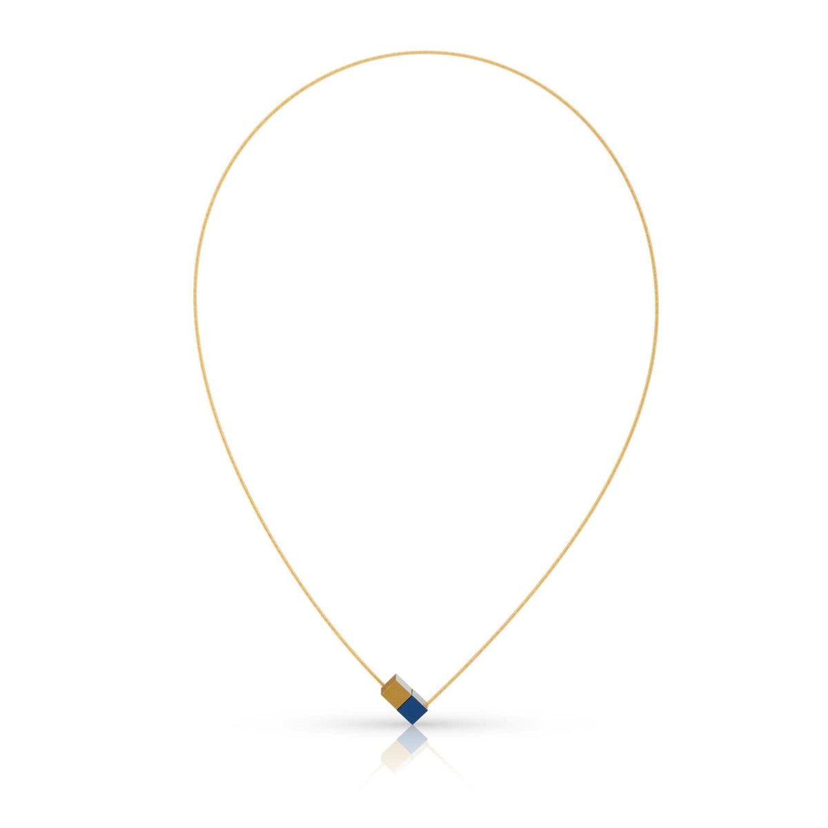 Collar con dos cubos azules y dorados, montado en un hilo dorado.