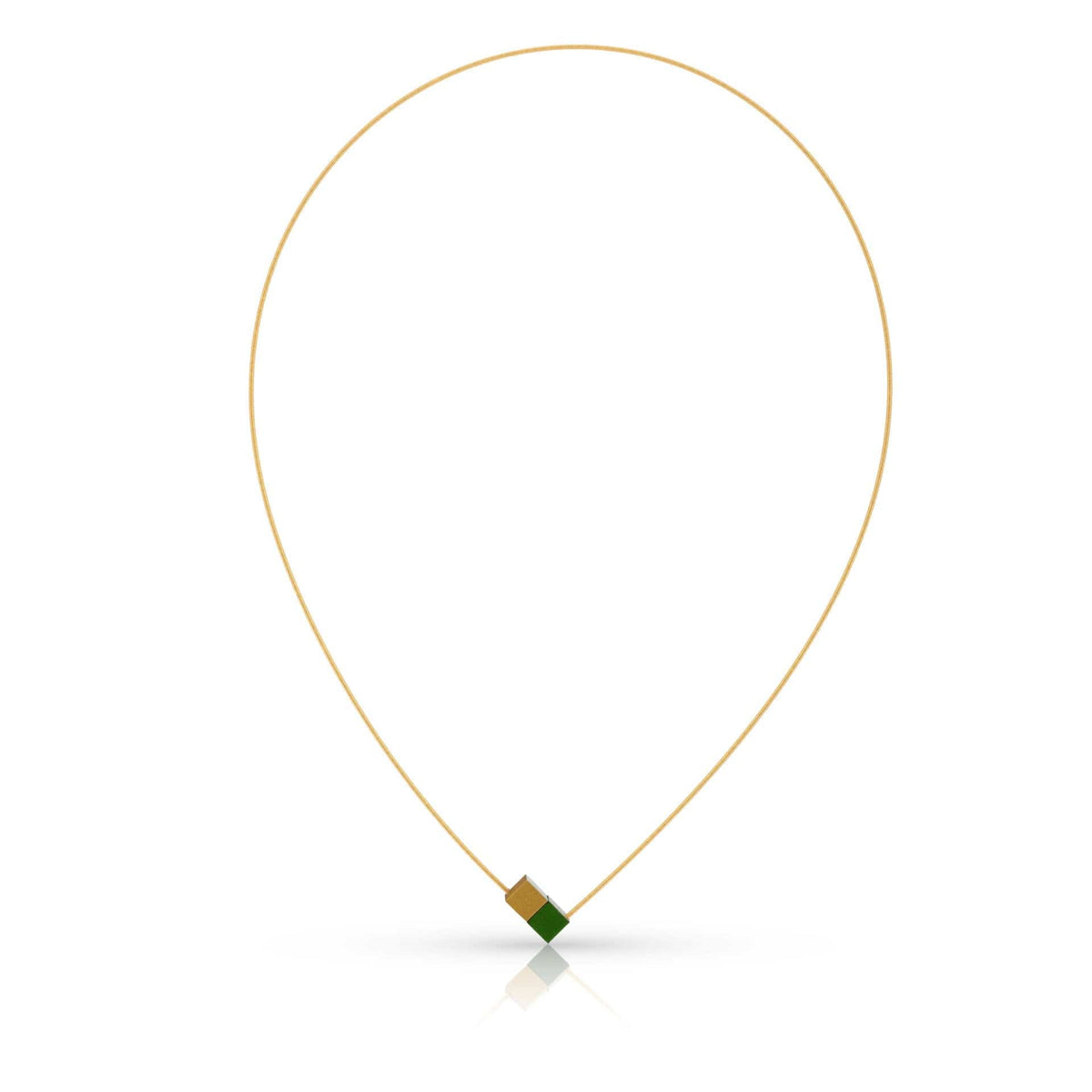 Collar con dos cubos verdes y dorados, montado en hilo dorado.