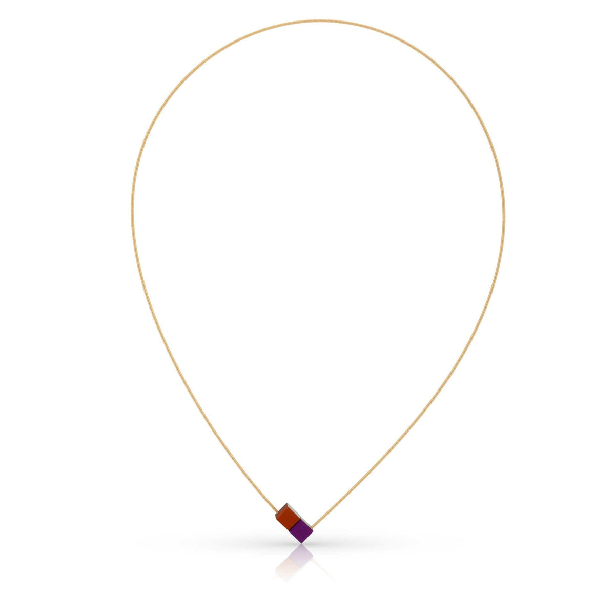 Collar con dos cubos en naranja y púrpura, con hilo dorado.