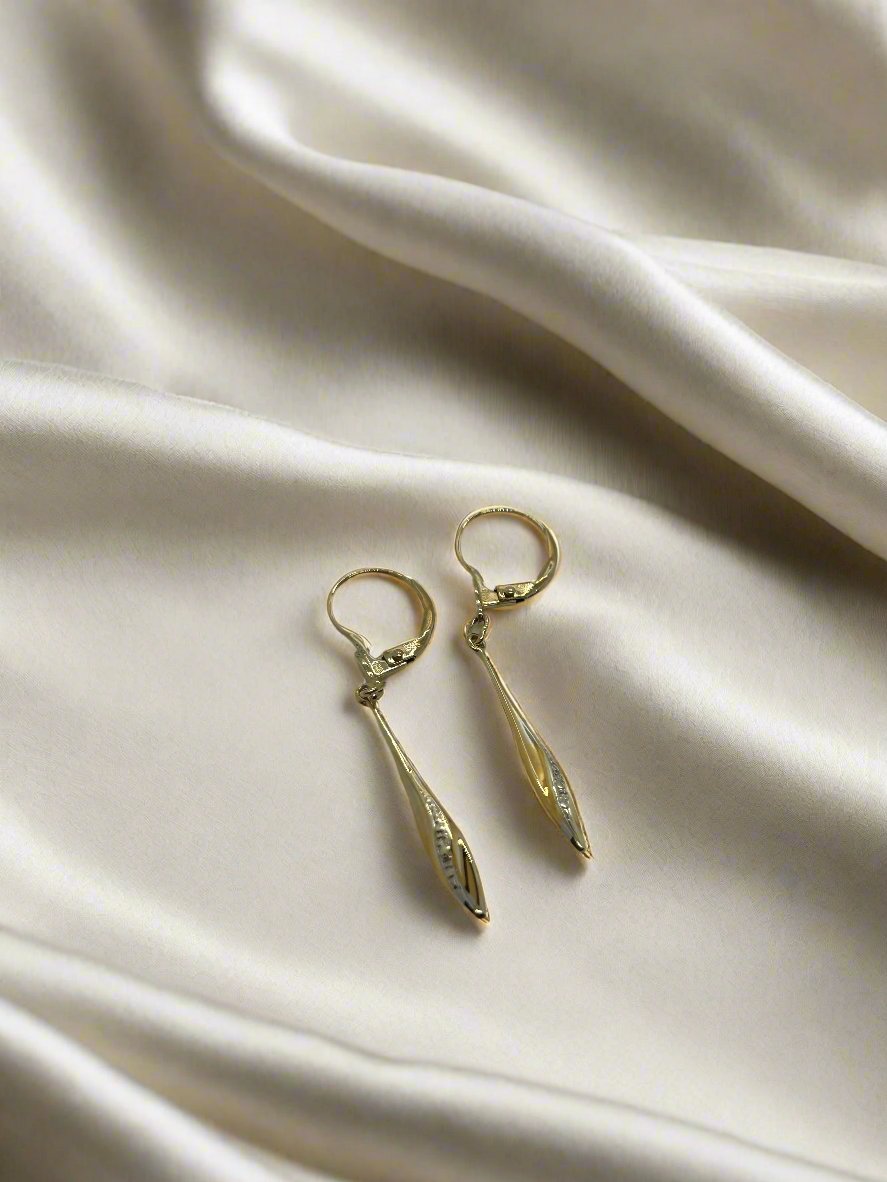 Pendientes de oro vintage de 14k con un diseño alargado y brillante.