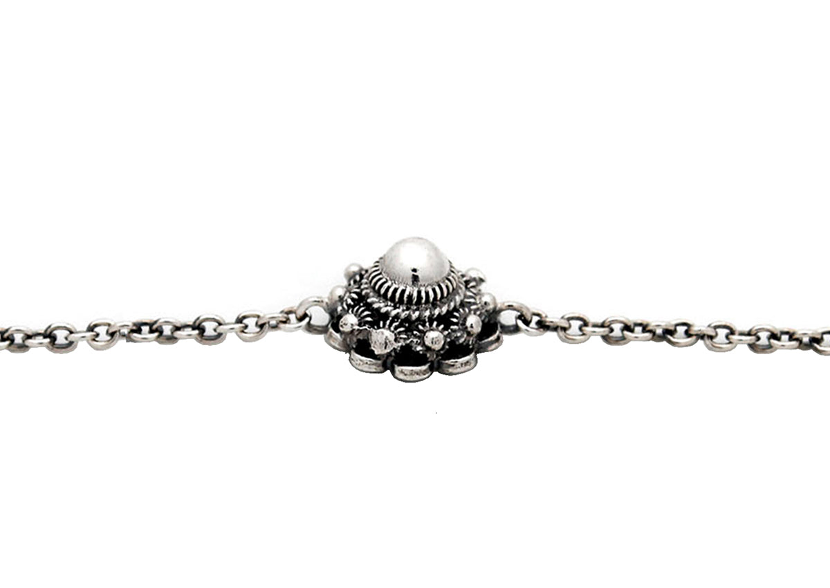Pulsera con un diseño de nudo de Zeeland de 8 mm en plata, con detalles ornamentales.