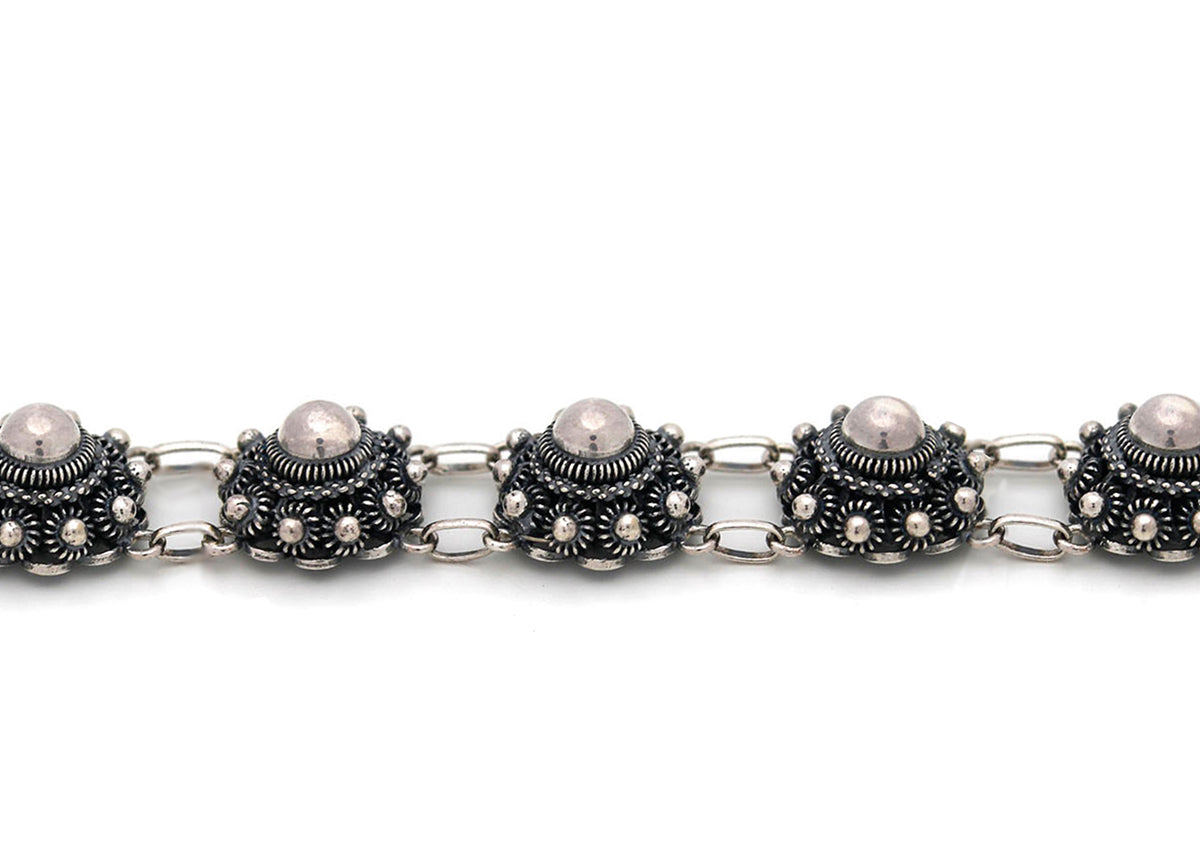 Pulsera con nudos de Zeeland de 10 mm, en tono plateado con detalles decorativos.