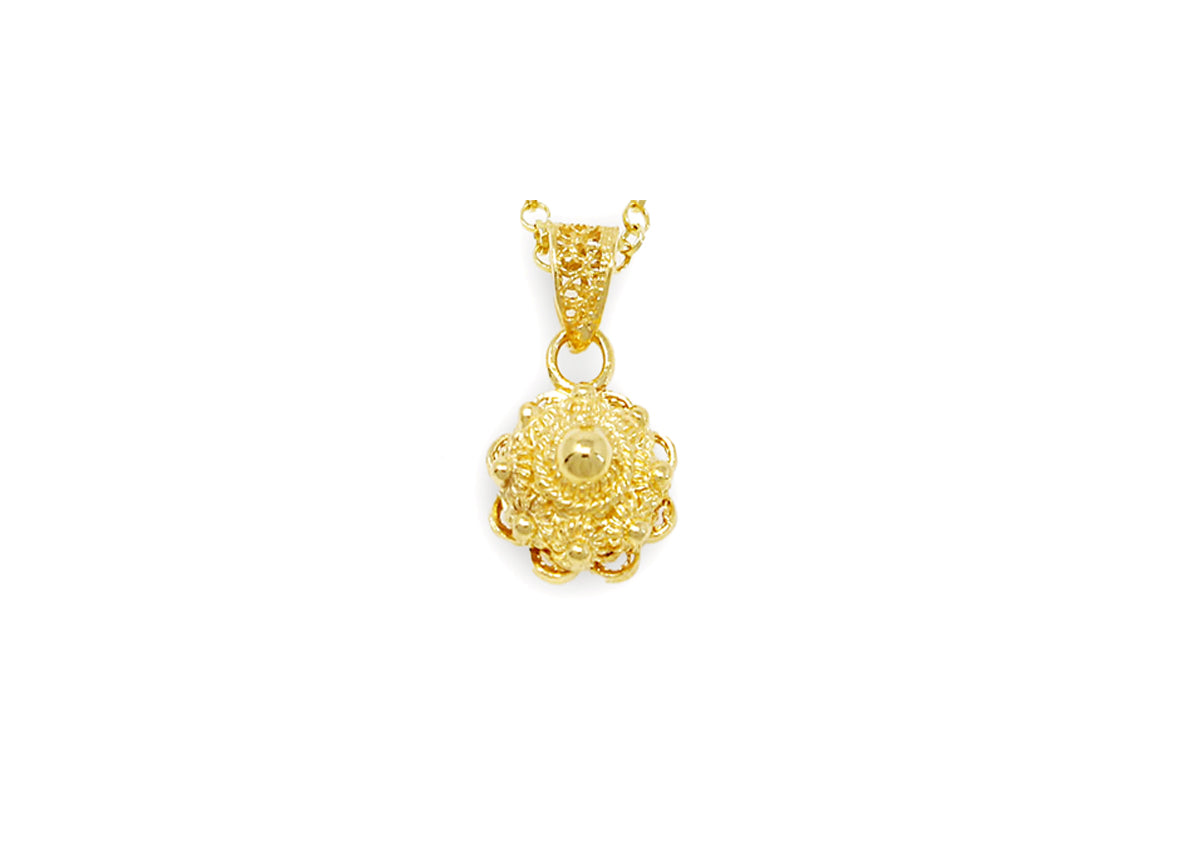 Colgante de nudo de Zeeland dorado de 10 mm con detalles ornamentales.
