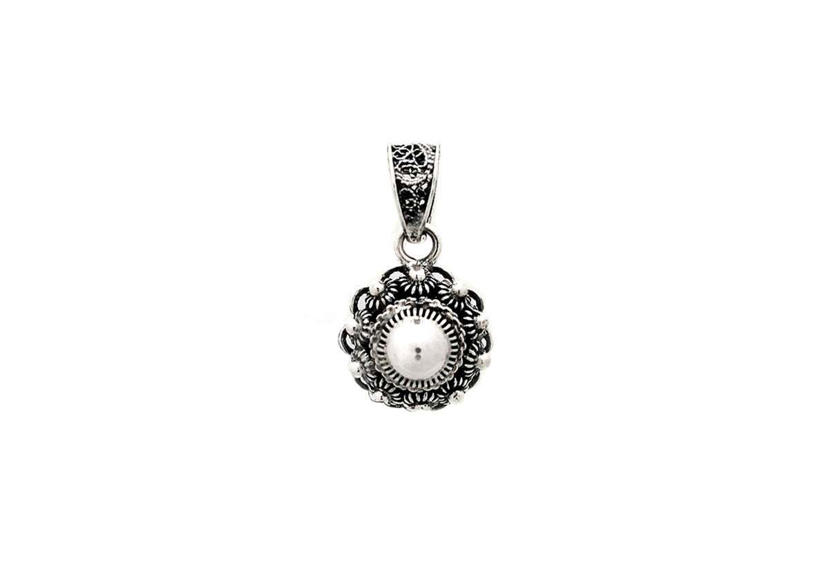 Colgante de Nudo de Zeeland de 10 mm en plata con detalles ornamentales y acabado brillante.