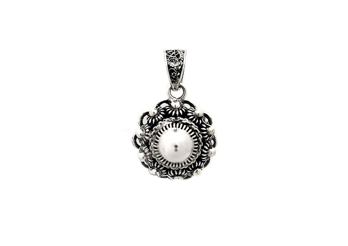Colgante de nudo de Zeeland de 14 mm en plata con detalles ornamentales y acabado brillante.