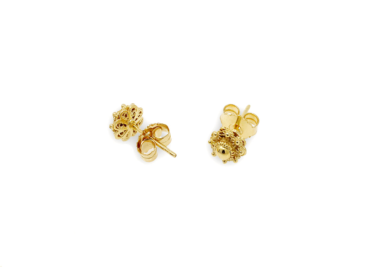 Pendientes de oro de 6 mm con diseño de botón inspirado en la tradición de Zeeland.