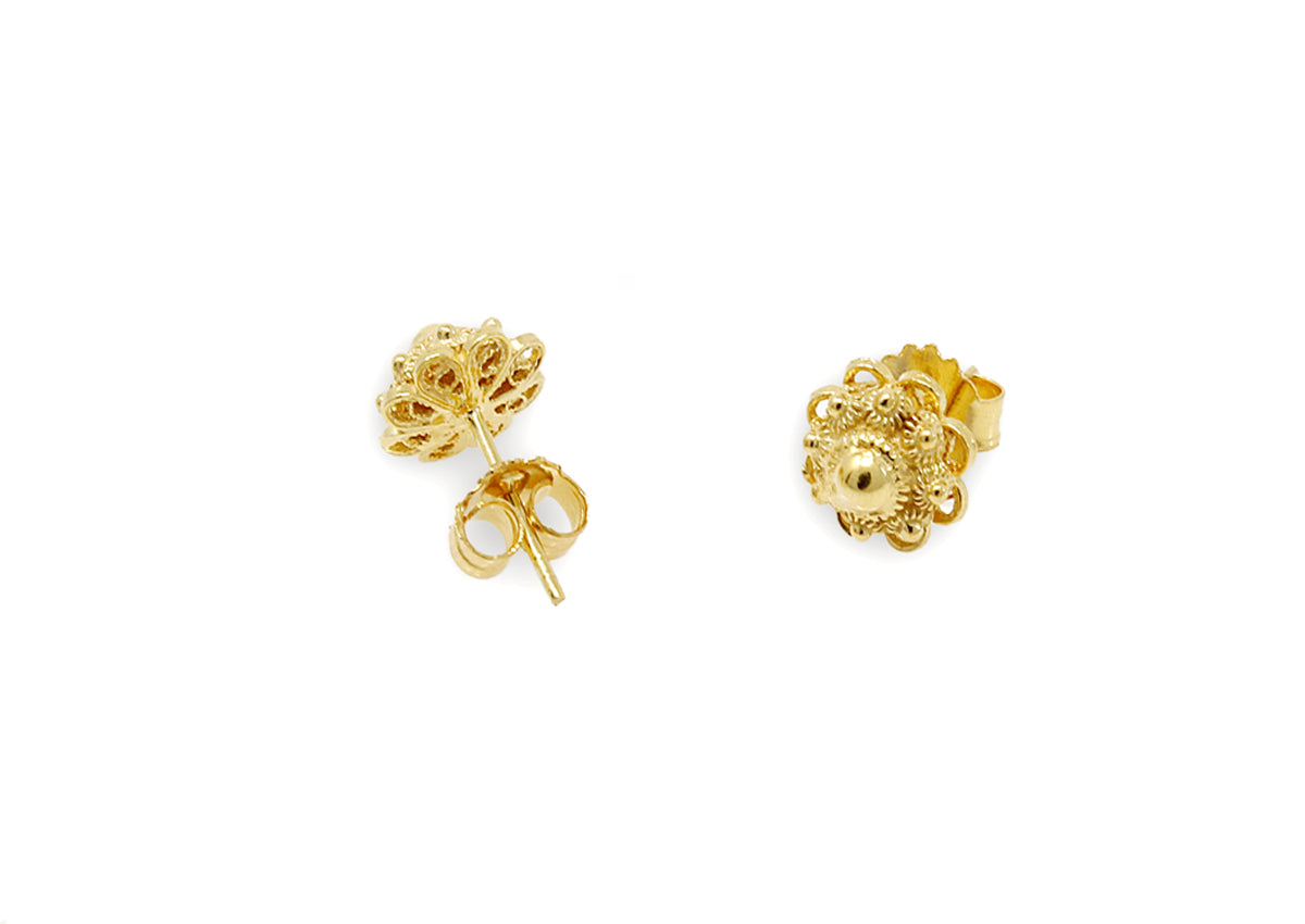Pendientes de oro de 8 mm con diseño de botón y detalles en relieve.