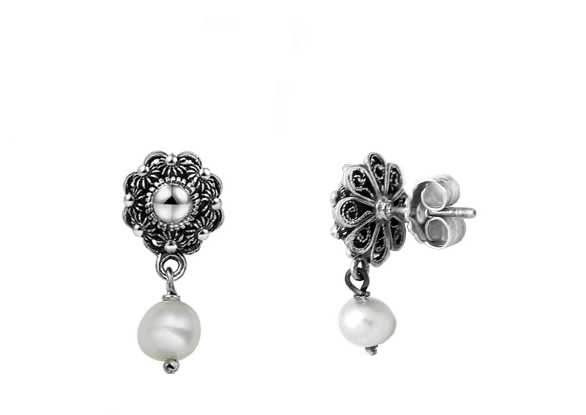 Pendientes de primera puesta con botón de Zeeland y perla de 12 mm.