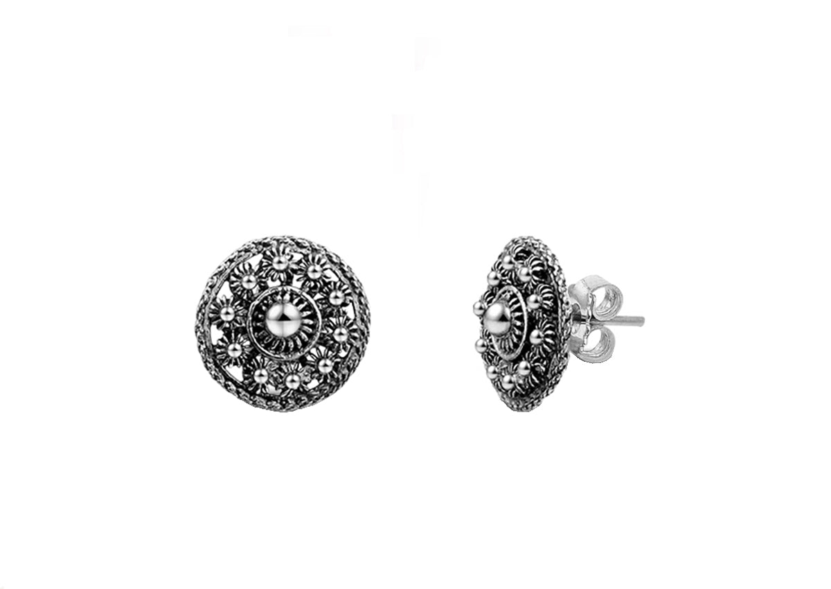 Pendientes de primera puesta de plata con diseño decorativo en forma de disco de 12 mm.
