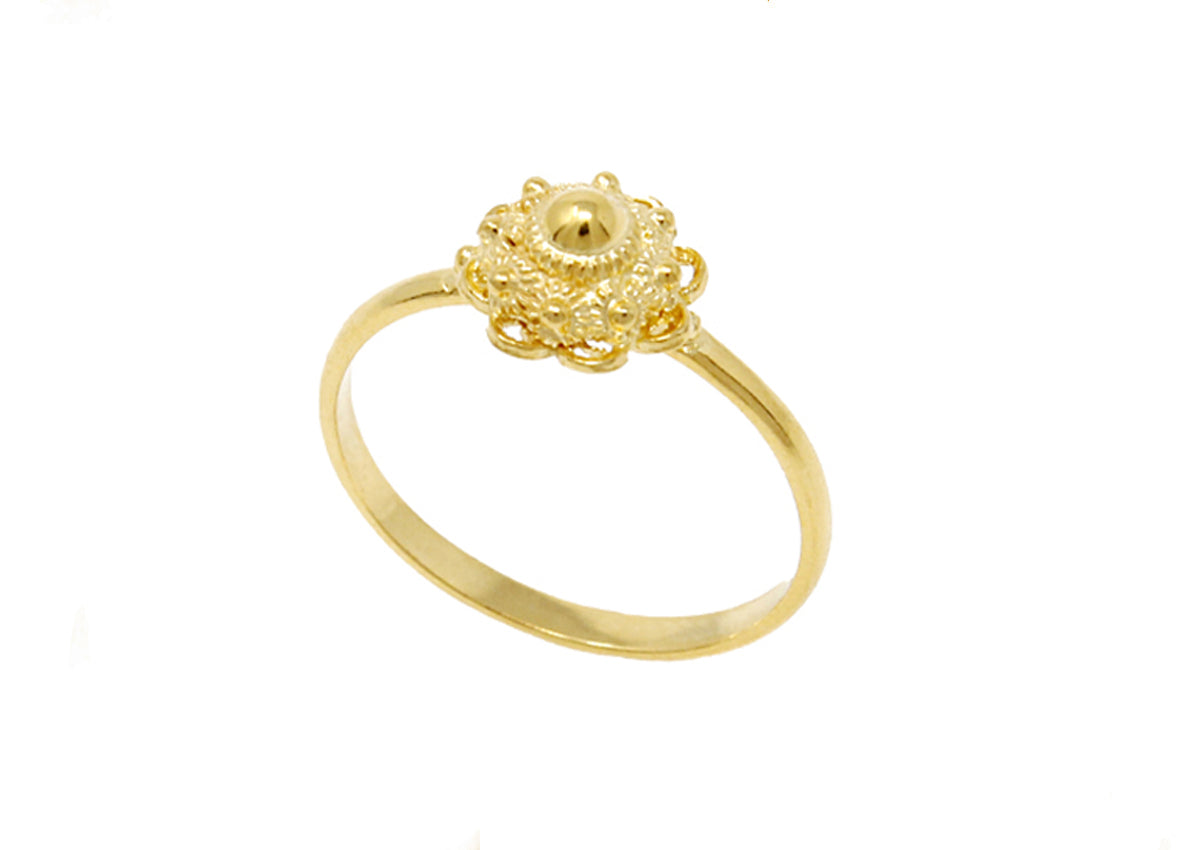 Anillo de oro con diseño de botón de Zeeland en el centro.