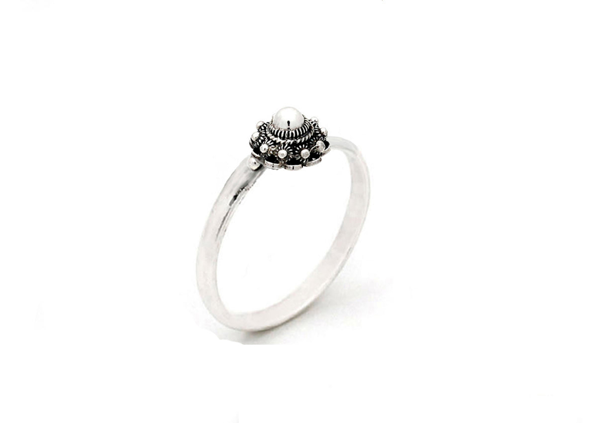 Anillo de plata con diseño de botón de Zeeland y una perla central de 8 mm.