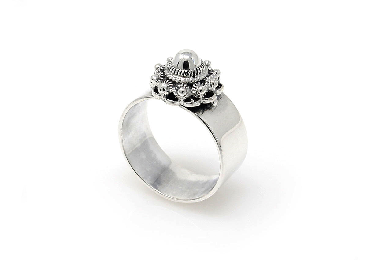 Anillo de plata con diseño de nudo de Zeeland y detalle central en forma de perla.