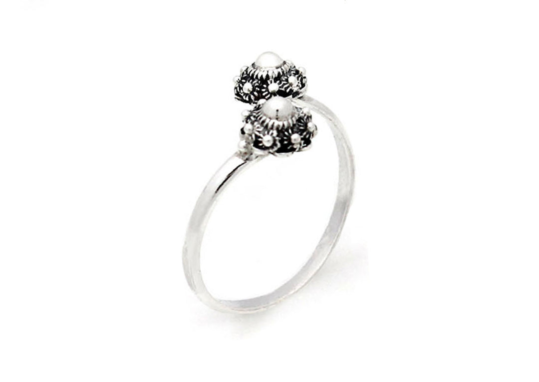 De Zeeuwse Knoop Ring Zilver nr6 van Dutch Button heeft een dunne zilveren band met twee sierlijke koepelvormige ontwerpen, versierd met ingewikkelde patronen en kleine bollen, tegen een effen witte achtergrond.