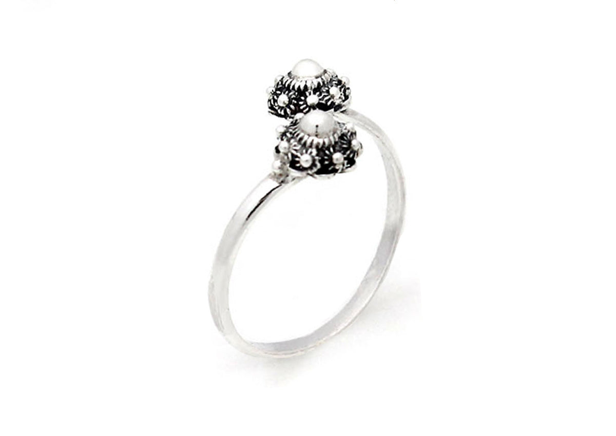 Anillo de plata con diseño de nudos de Zeeland en la parte superior.