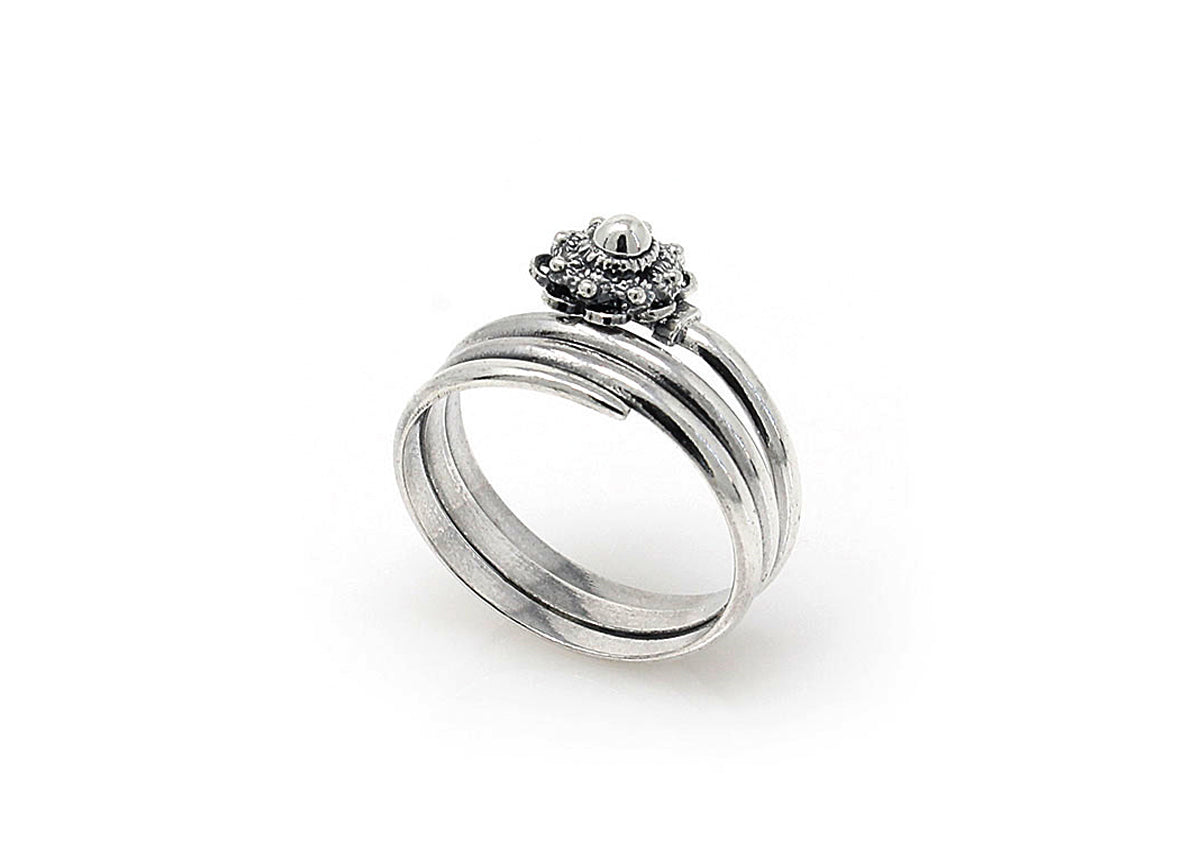 Anillo de plata con diseño de nudo de Zeeland y tres bandas entrelazadas.