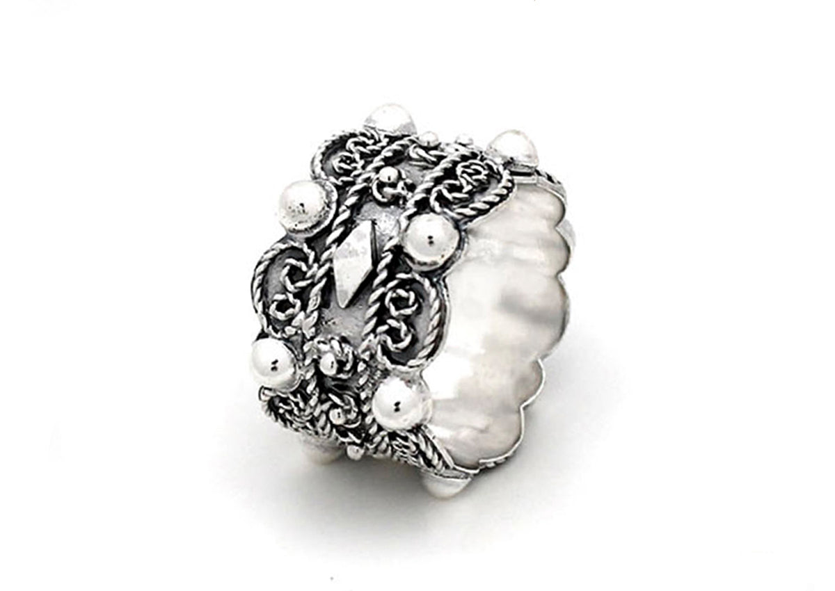 Anillo ancho con diseño de nudo de Zeeland y perlas decorativas.