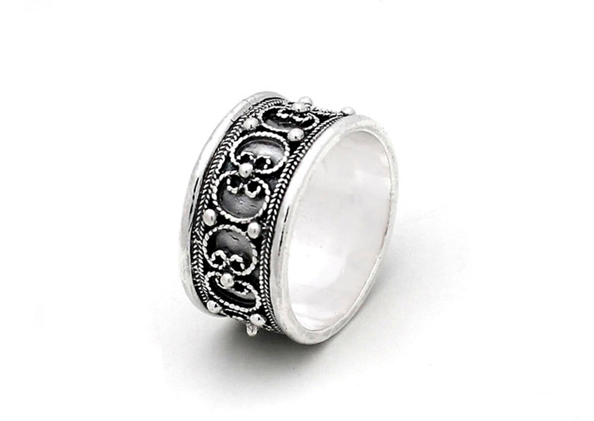 Anillo de Nudo de Zeeland en plata con diseño decorativo y detalles en relieve.