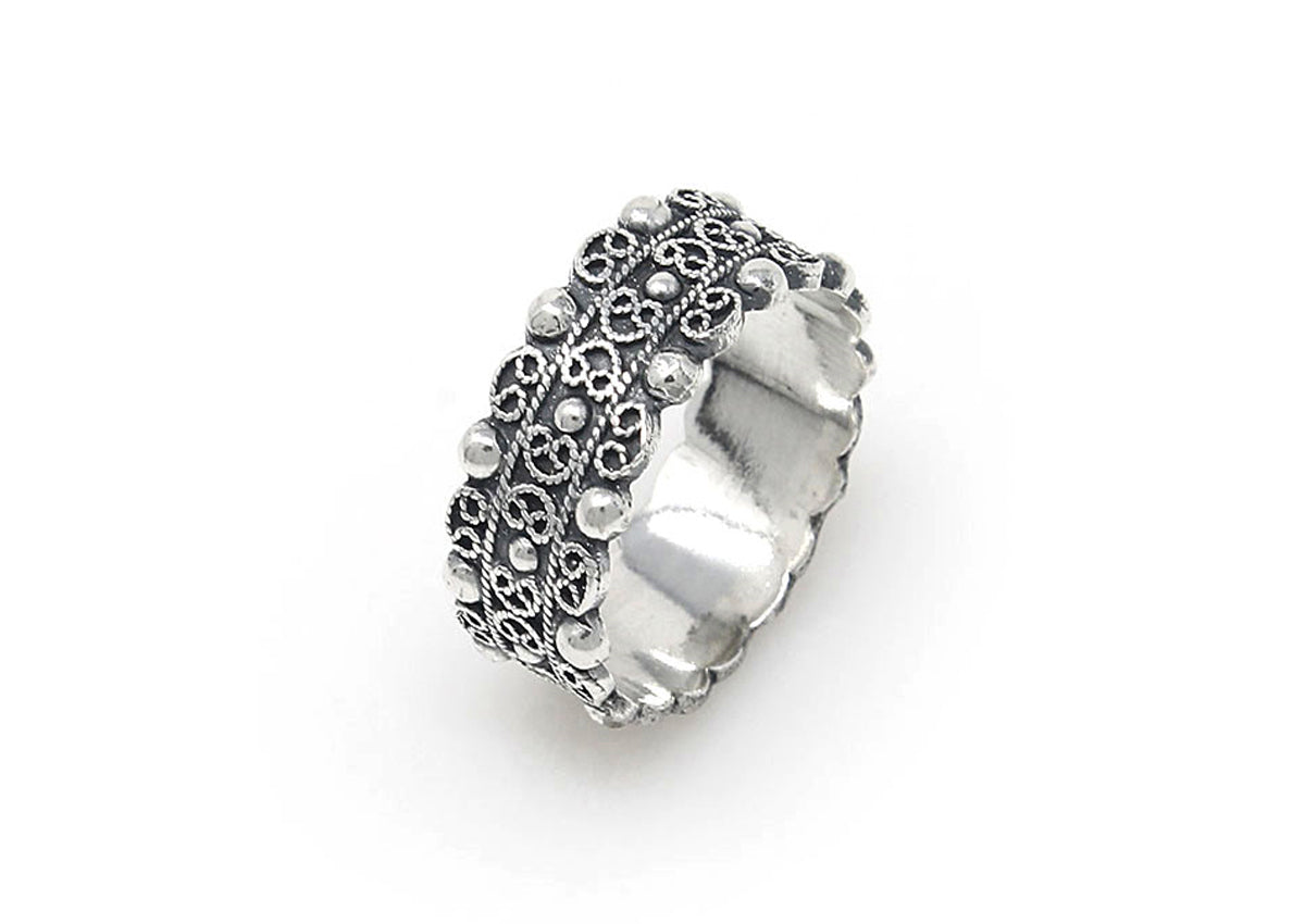 Anillo de botón de Zeeland en plata con diseño texturizado y detalles en relieve.