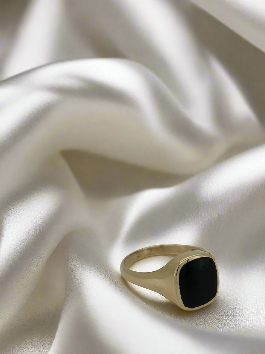 Anillo vintage de oro de 14k con ónice cuadrado y un peso de 6.9 gramos.