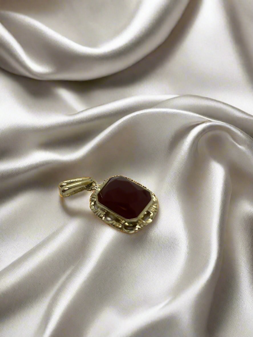 Colgante vintage de oro de 14k con piedra de carneola rectangular.