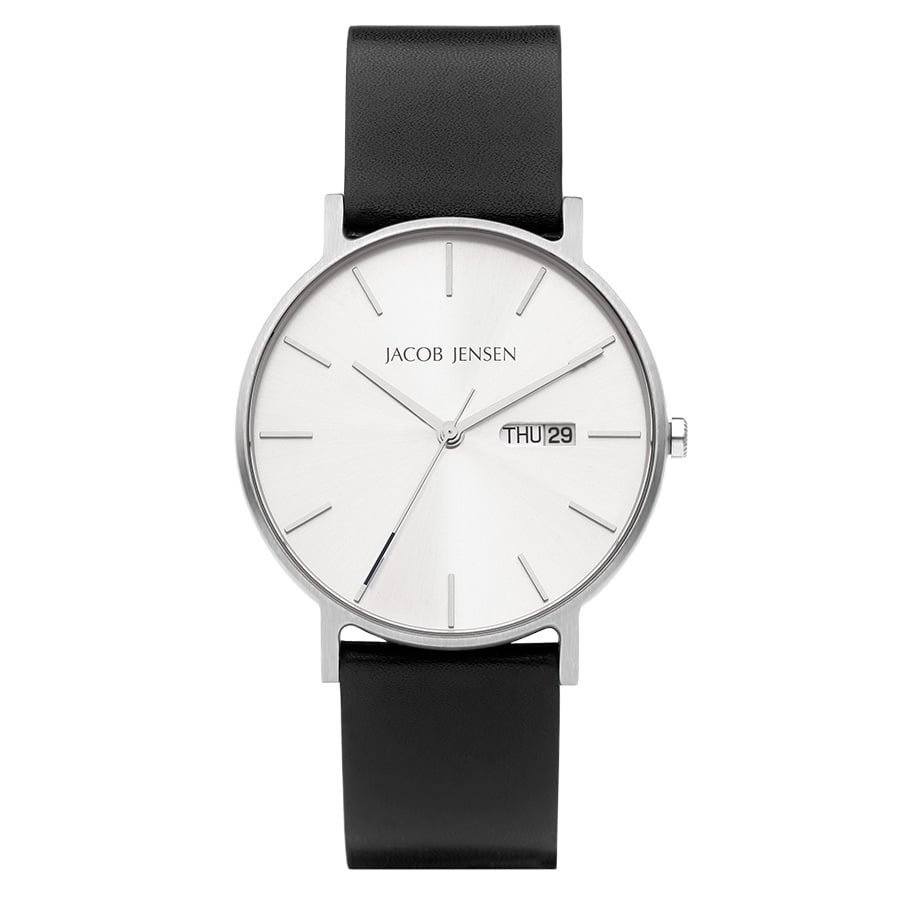 Reloj de esfera plateada con correa de cuero negra y detalle de fecha.